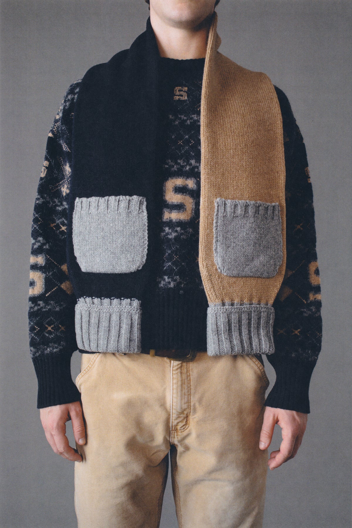 COLORBLOCK INTARSIA SLEEVE SCARF