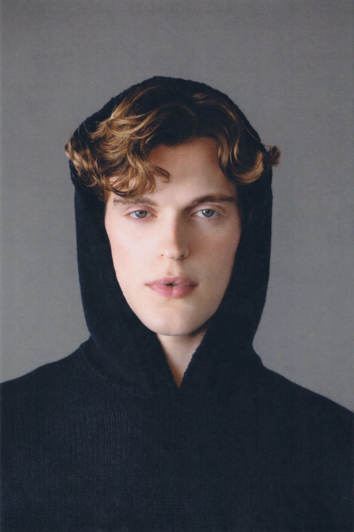 LONG-SLEEVE HOODIE SWEATER